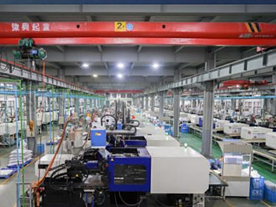 Moulding and injection workshop with overhead crane